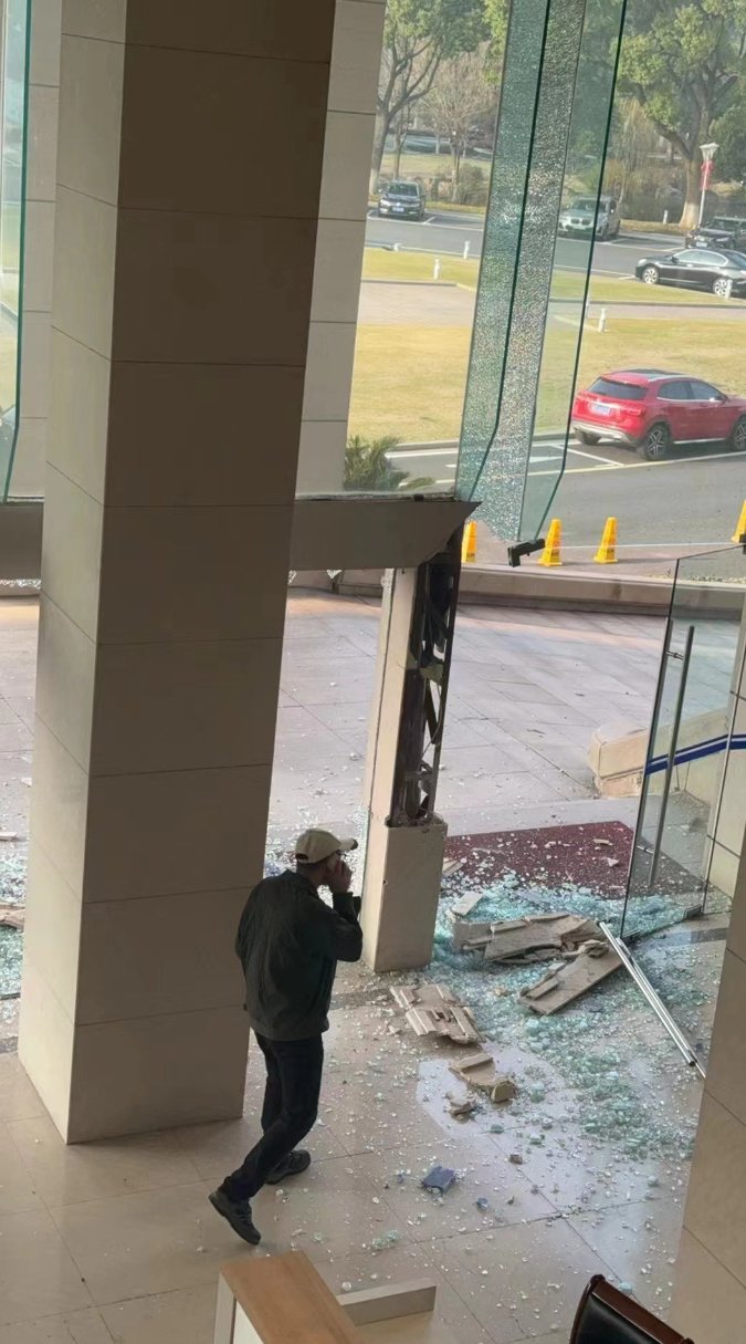 大樓大門玻璃門嚴重損毀。網絡圖片