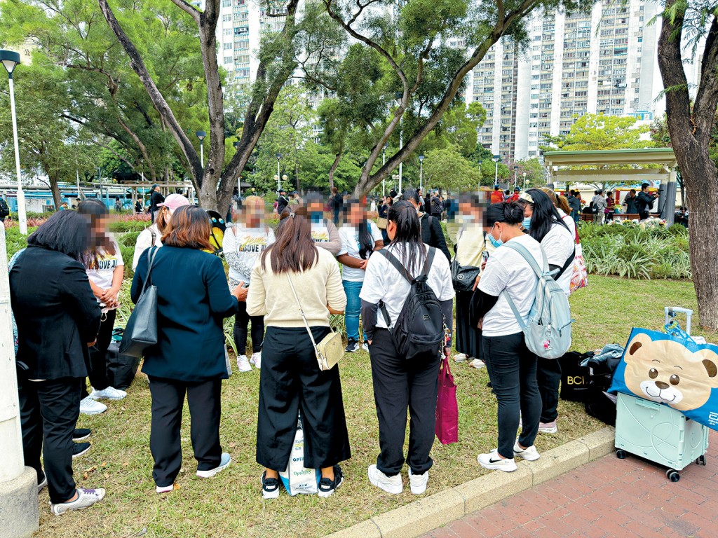 有超過200名來自菲律賓及印尼的外籍家庭傭工在大埔宏福苑工作。