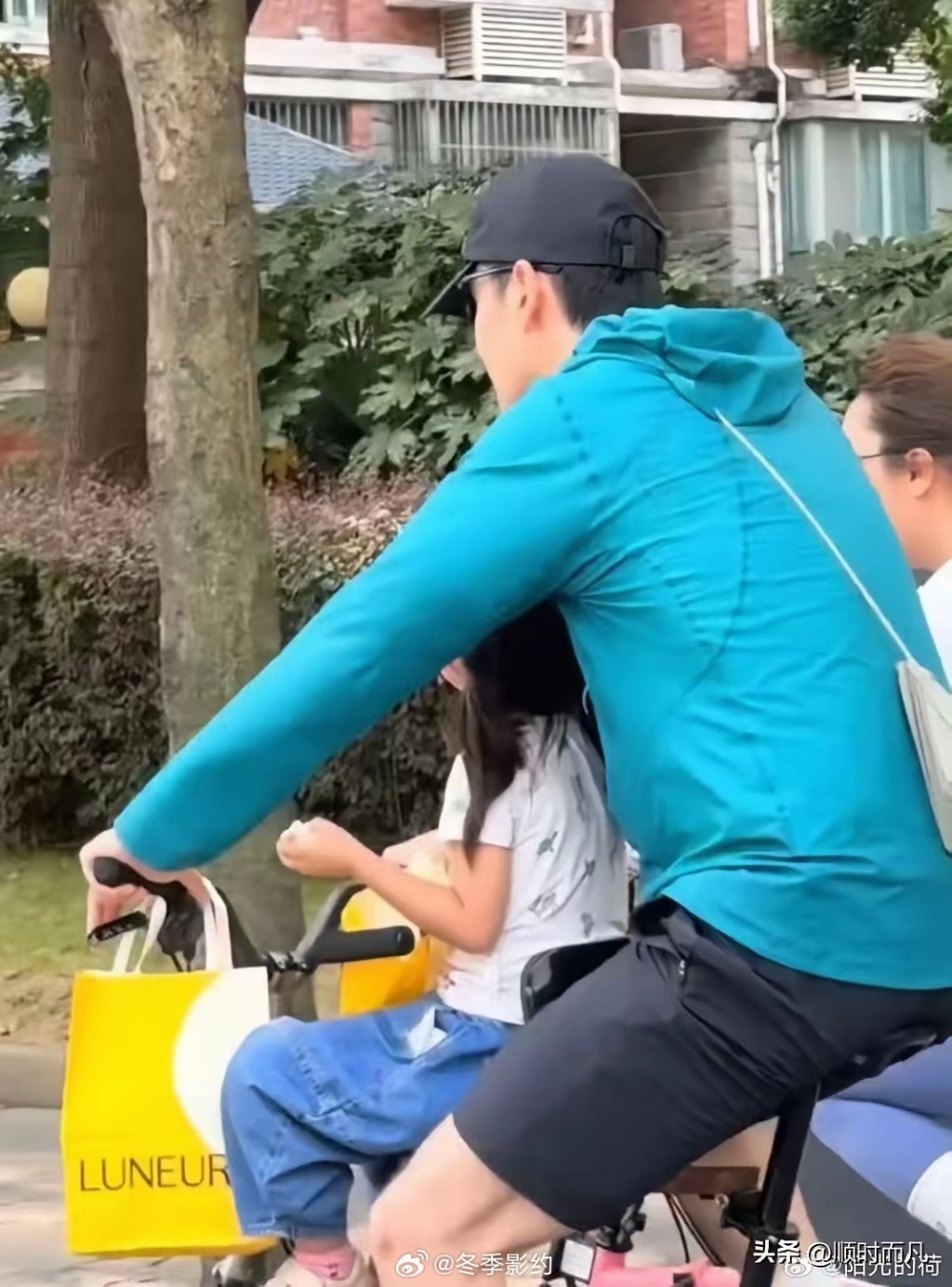 胡歌見到被偷拍，單手遮住囡囡樣貌。