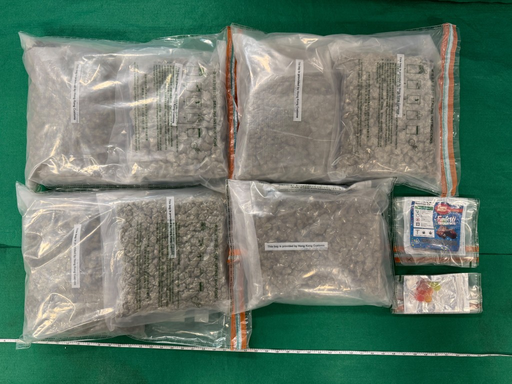 檢獲的懷疑大麻花及大麻產品。政府新聞處圖片 檢獲的懷疑大麻花及大麻產品。政府新聞處圖片