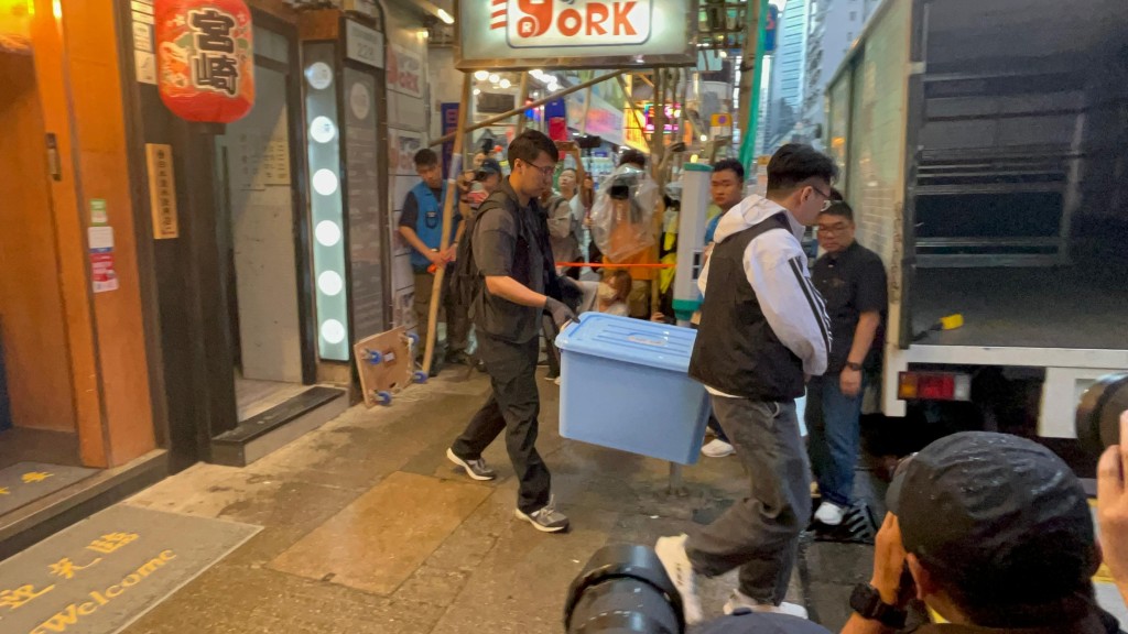 探員從留下書舍搬走多個膠箱。