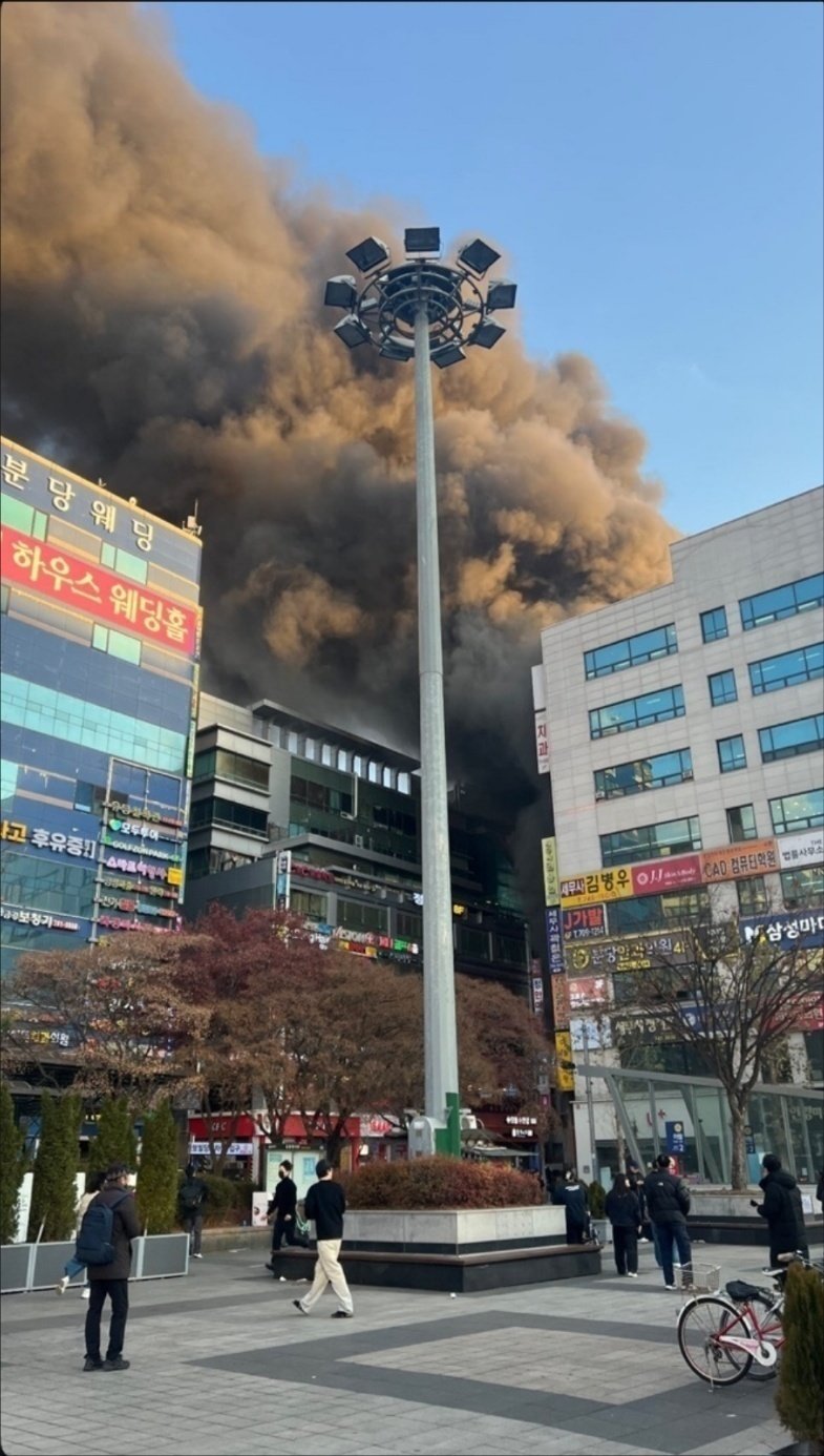 京畿道城南市盆唐區商住兩用大廈大火。 X