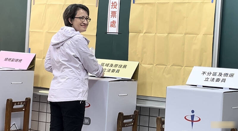 民進黨候選人蕭美琴投票。自由時報
