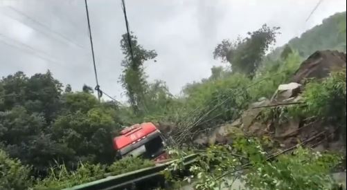 四川雅安天全縣龍尾橋一帶出現山泥傾瀉，有汽車被埋，最少3死。抖音＠ 小姜很哇噻