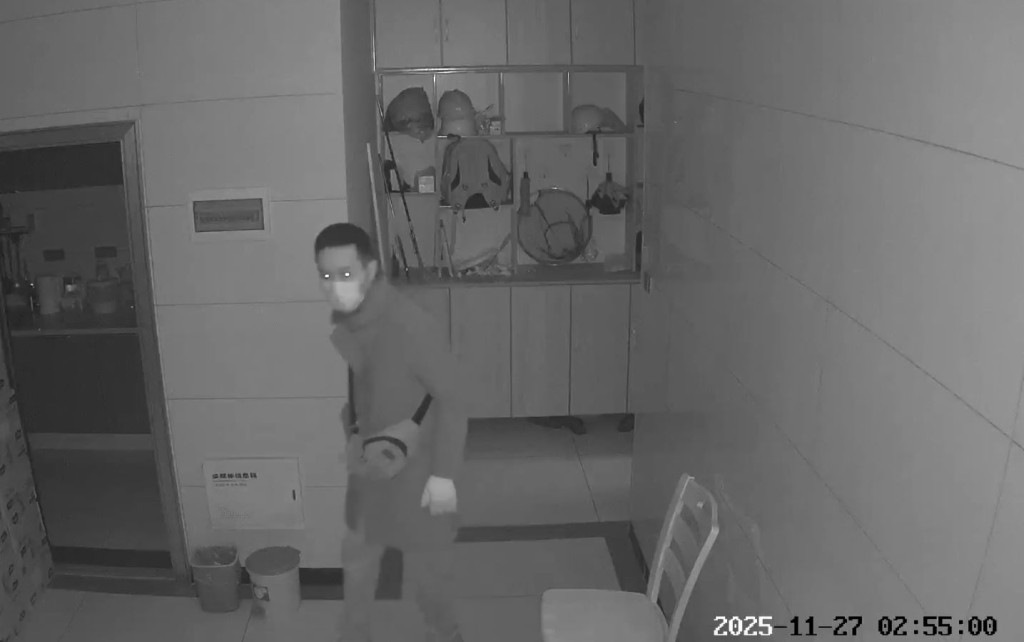 小偷入屋發現有監控後，再找太陽傘遮擋容貎把鏡頭偷走。抖音＠曉曉