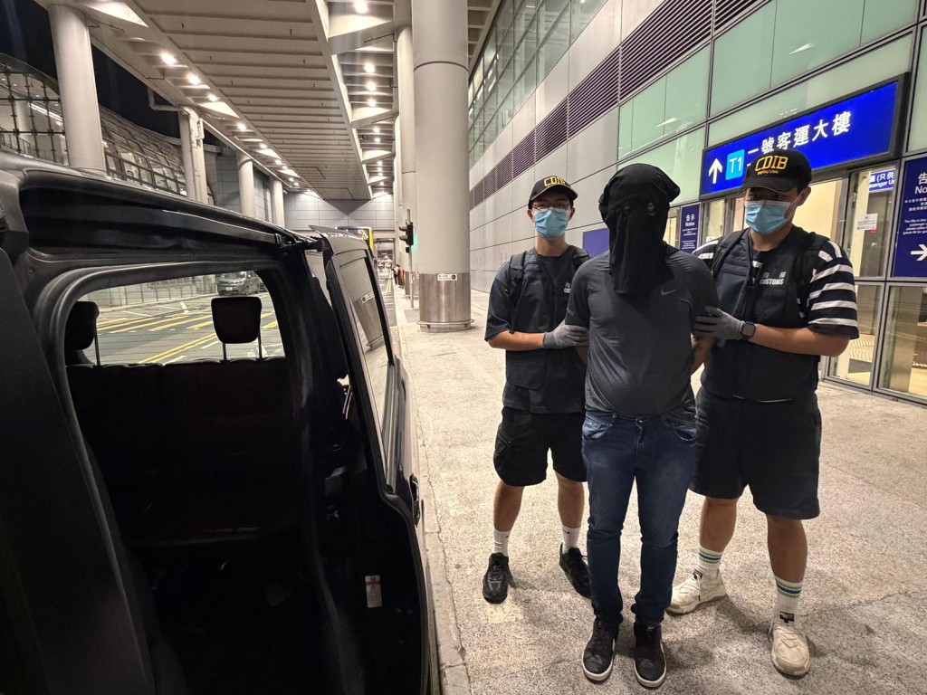 首宗案件中的涉案的一名被捕人士(中)。 首宗案件中的涉案的一名被捕人士(中)。