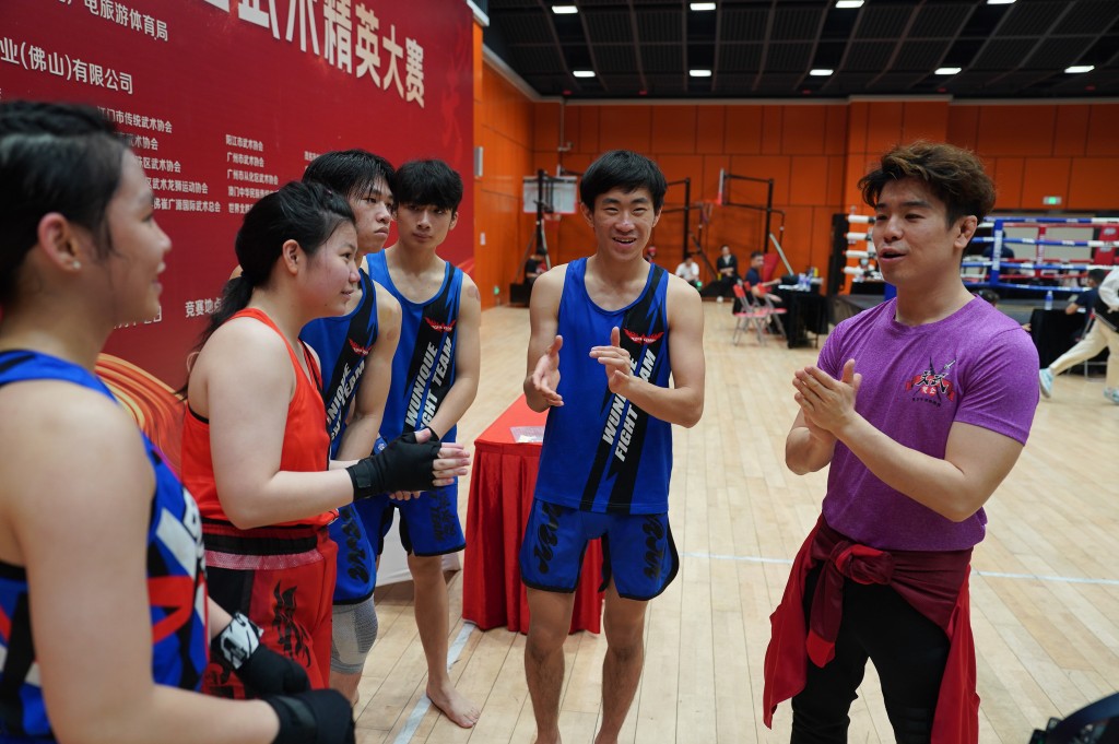 李俊亨为五位在自由搏击项目夺冠、同属基金旗下的小将打气。