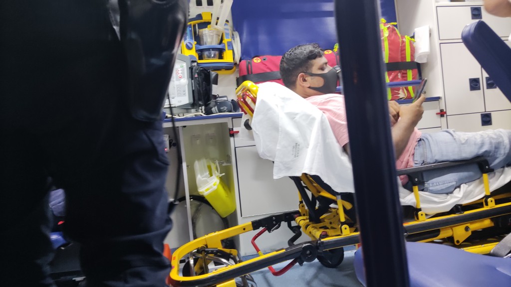 電單車南亞裔司機輕傷送院。