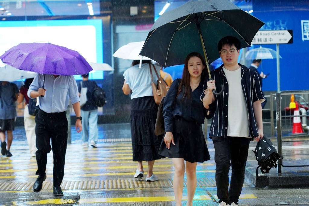 天文台昨日三度發出紅色暴雨警告信號。葉偉豪攝