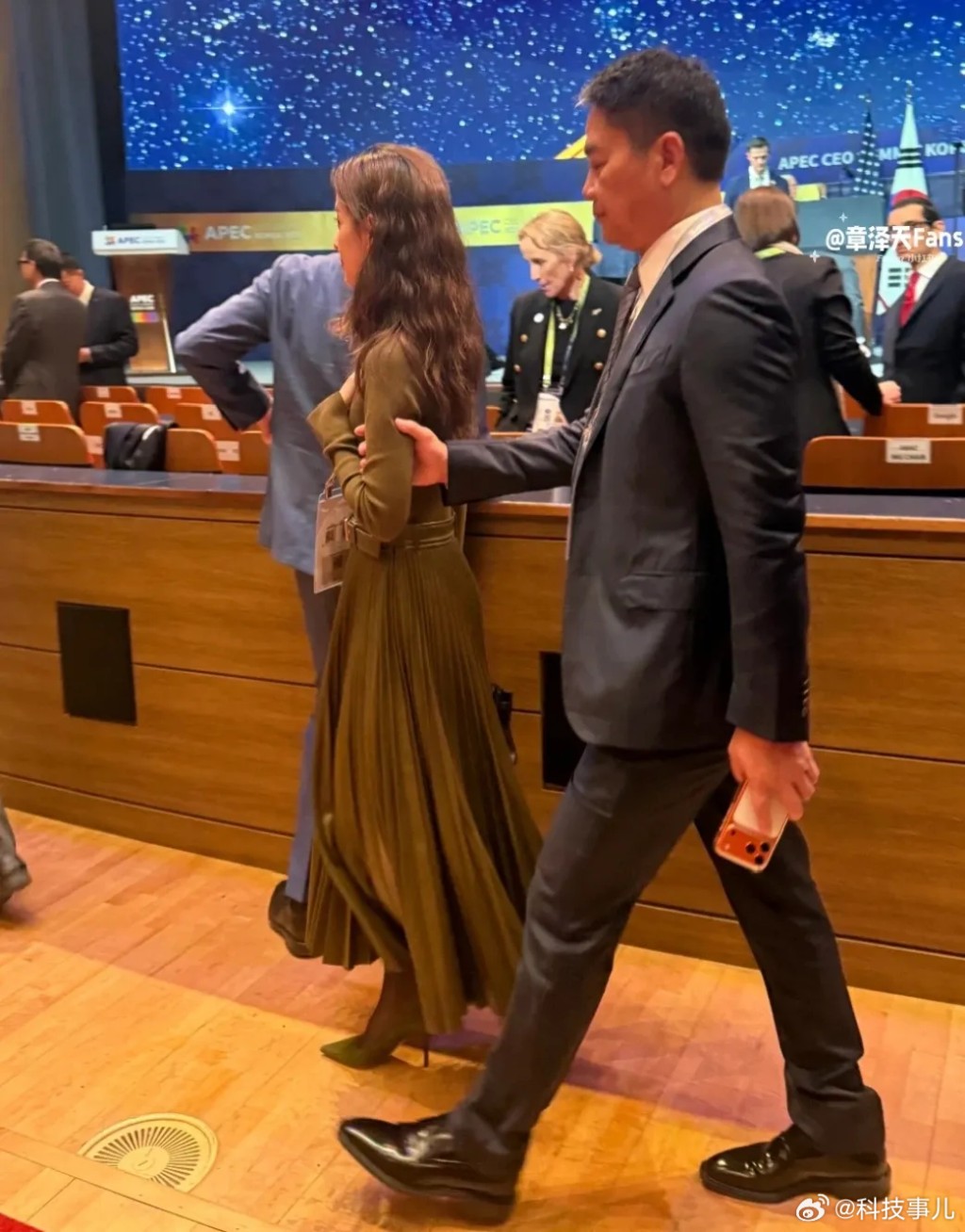 劉強東與「奶茶妹」太太章澤天在南韓APEC峰會再次同框。 劉強東與「奶茶妹」太太章澤天在南韓APEC峰會再次同框。