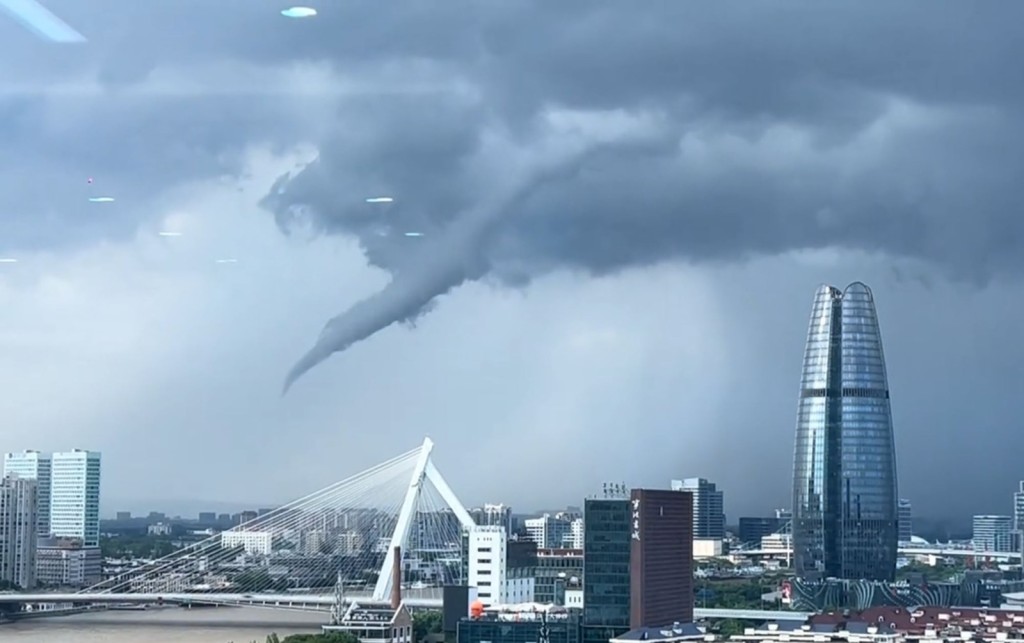 浙江宁波上空惊现漏斗云。 浙江宁波上空惊现漏斗云。