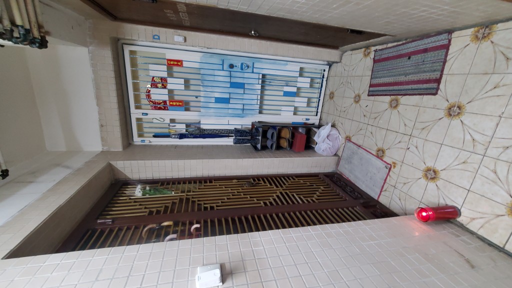 案發單位門口還殘留鑑證藍色顯影劑痕迹。(徐裕民攝)