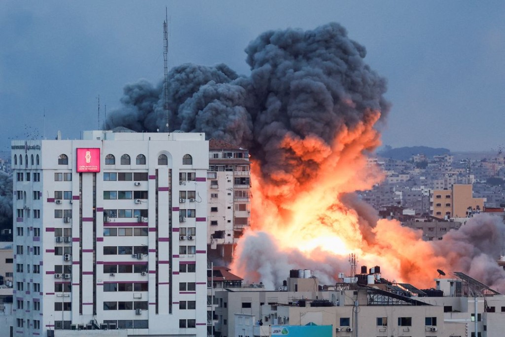 以色列遇袭后，不断轰炸加沙地带报复，同样造成大量巴勒斯坦平民死伤。路透社