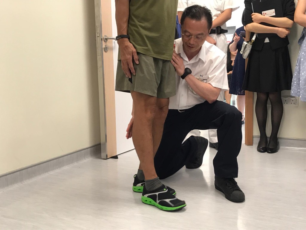 叶先生(绿衣者)在中心经过三次物理治疗。