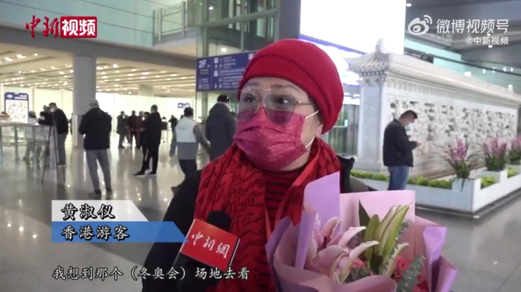 早前內地全面通關，黃淑儀參加香港飛北京旅行團， 接受內地傳媒訪問新聞片段中以「黃淑儀香港遊客」稱呼她，引起網民關注。