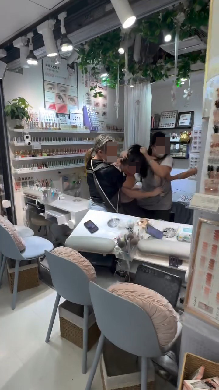 旺角一間美甲店發生打鬥案,3名女子被捕。07._.81@Threads片段截圖 旺角一間美甲店發生打鬥案,3名女子被捕。07._.81@Threads片段截圖