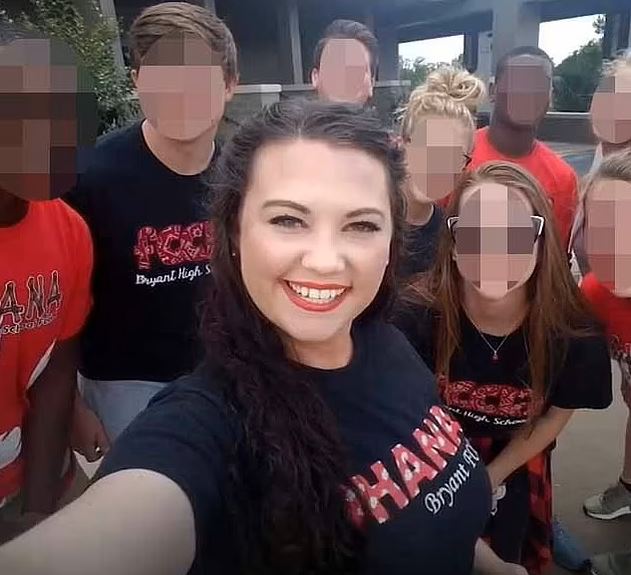 阿肯色州有33歲女教師黑爾與男學生發生性行為，面臨十年以上監禁。Facebook