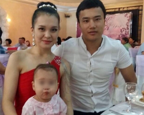 哈薩克發生恐怖的升降機意外,一名女主播(左)乘搭升降機時,被門夾中並扯斷一條腿,失血過多,在女兒面前慘死。(網圖)