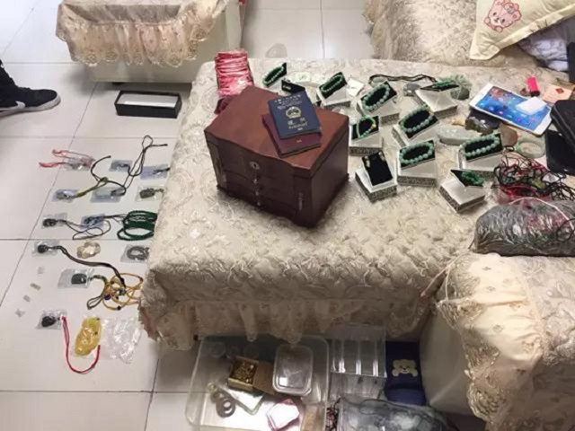 警方檢獲大量玉石、手機等物品。