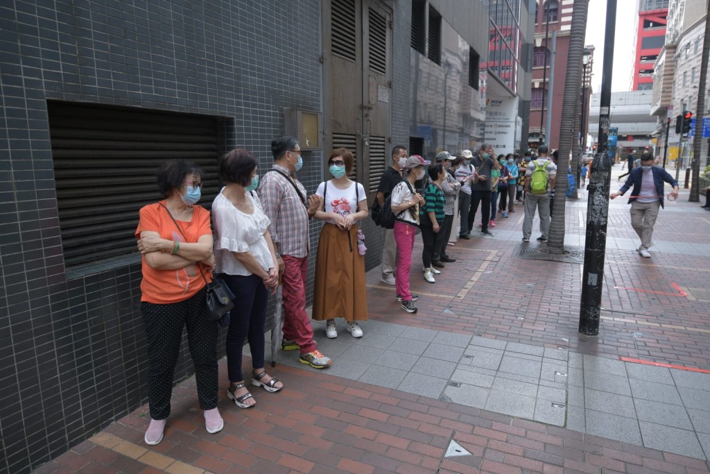 市民排隊索取口罩。