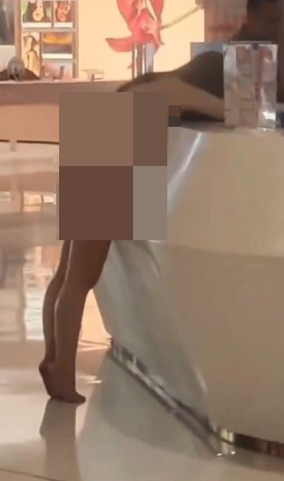 湖北武汉有年轻女子全裸逛商场。 