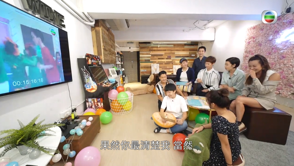 童星與主持齊齊開派對話當年，場面溫馨。