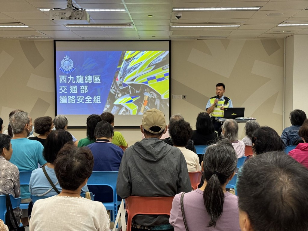 西九龍交通部與基層市民、長者、新來港家庭及多元文化社群互動，進行道路安全講座及遊戲活動。