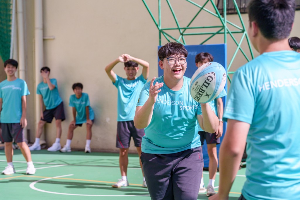 「Henderson Sports」課程涵蓋十五運會其中四項香港賽區比賽項目,包括七人制橄欖球。 「Henderson Sports」課程涵蓋十五運會其中四項香港賽區比賽項目,包括七人制橄欖球。