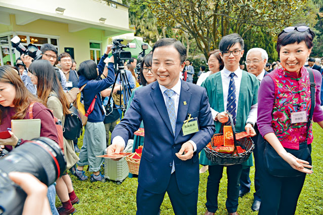 ■左圖：港大昨於校長府邸舉行新春團拜，張翔（左）首次以校長身分與一眾管理層向傳媒拜年。