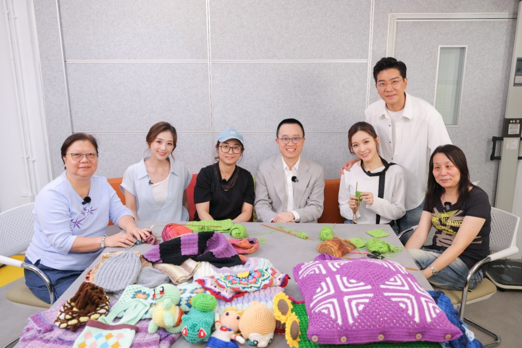 黎諾懿除邀請李佳芯、林燕玲訪問病友外，又安排編織導師（左三）教授編織技術，及請來醫生（左四）分享如何照顧重症肌無力症患者。