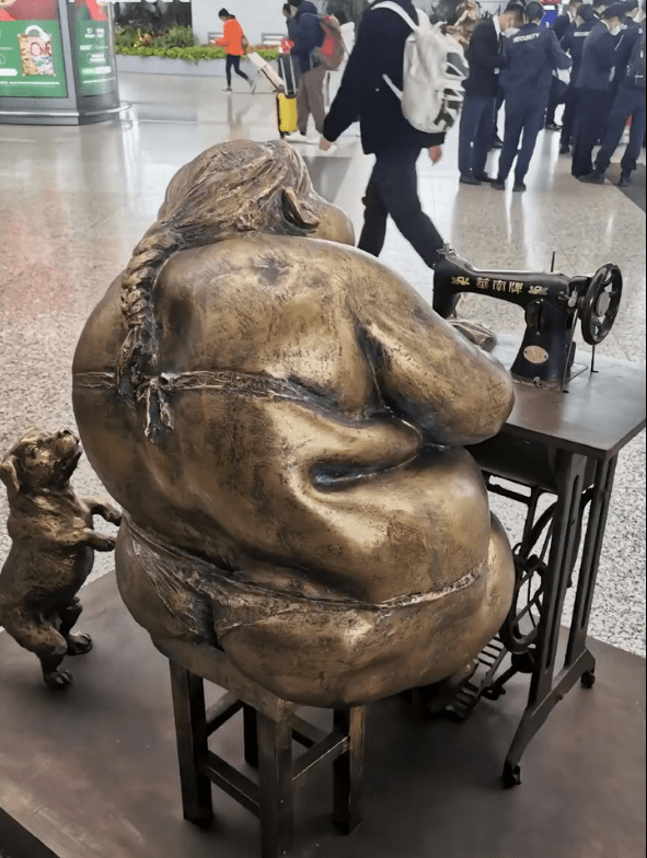 肥女雕塑是廣州雕塑院院長許鴻飛的代表作品。