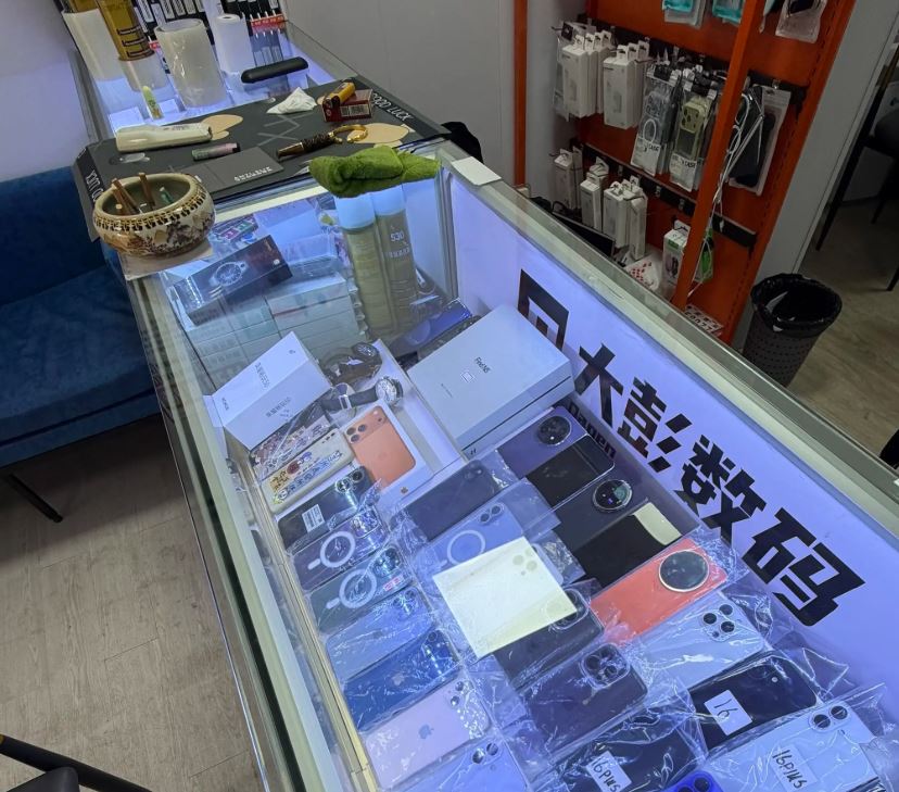 經營手機店的大彭家中放有大量二手手機。抖音