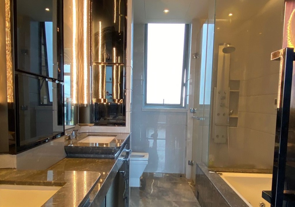 浴室特设双洗水盆、浴缸及淋浴间，媲美星级酒店配套。