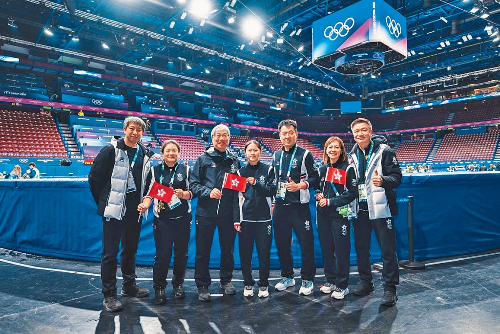 林靜欣(中)創港隊最佳成績後，跟港協暨奧委會團隊開心合照。