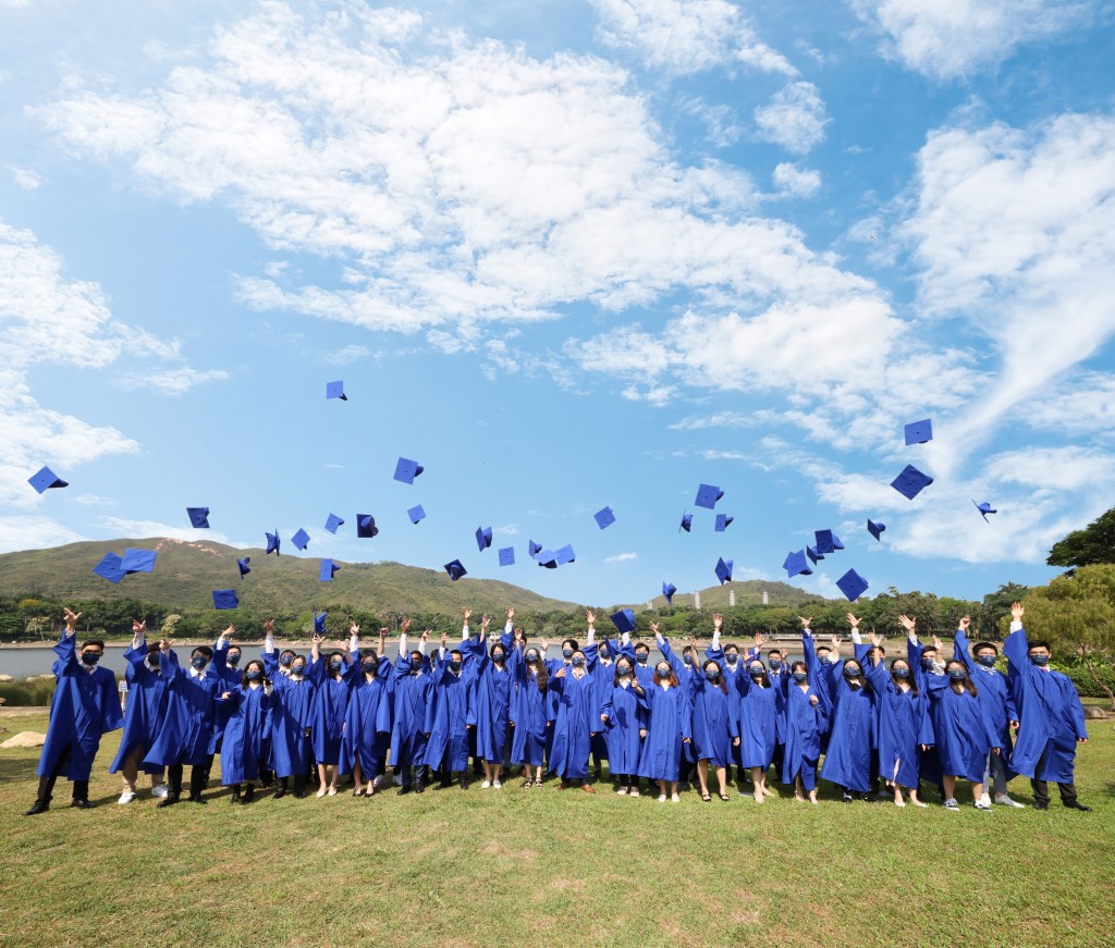宣道國際學校學生拍攝畢業照。