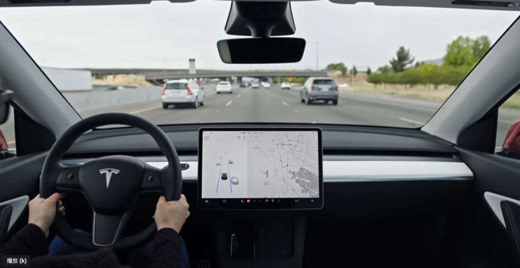 Tesla在介紹輔助駕駛系統的官方片段中，司機亦有緊握軚盤。Tesla YouTube