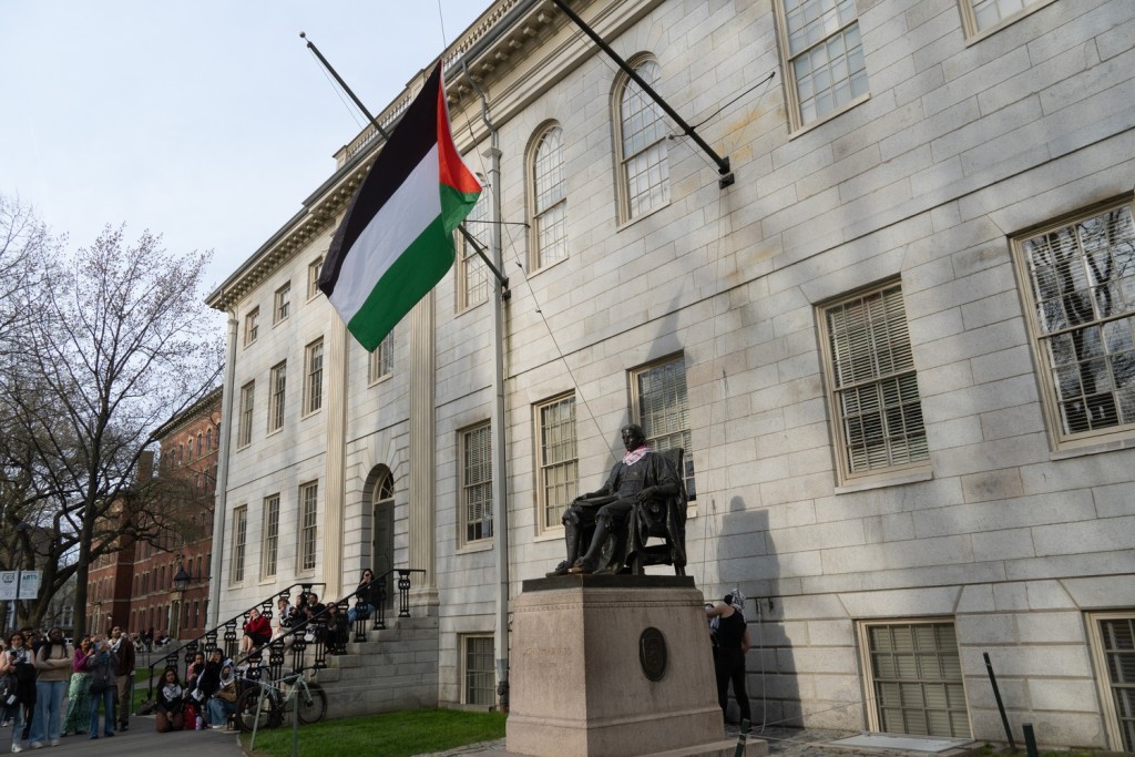 哈佛雕像的旗杆上周六升起一面巴勒斯坦旗。網上圖片