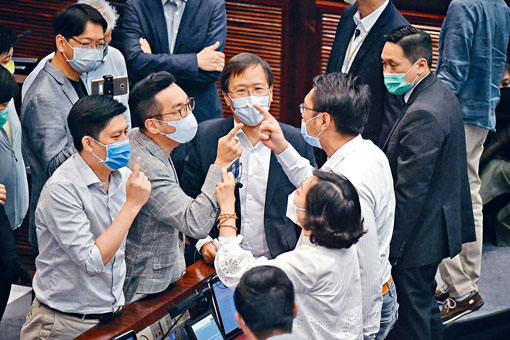 ■兩派議員短兵相接,互相「手指指」對罵。