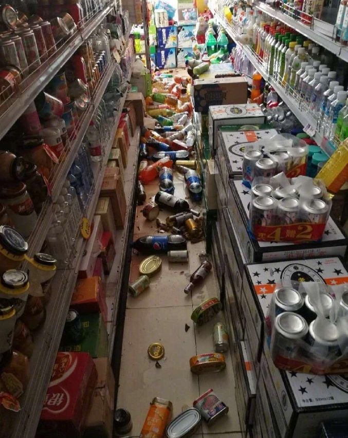 商品被震掉在地一片狼藉。