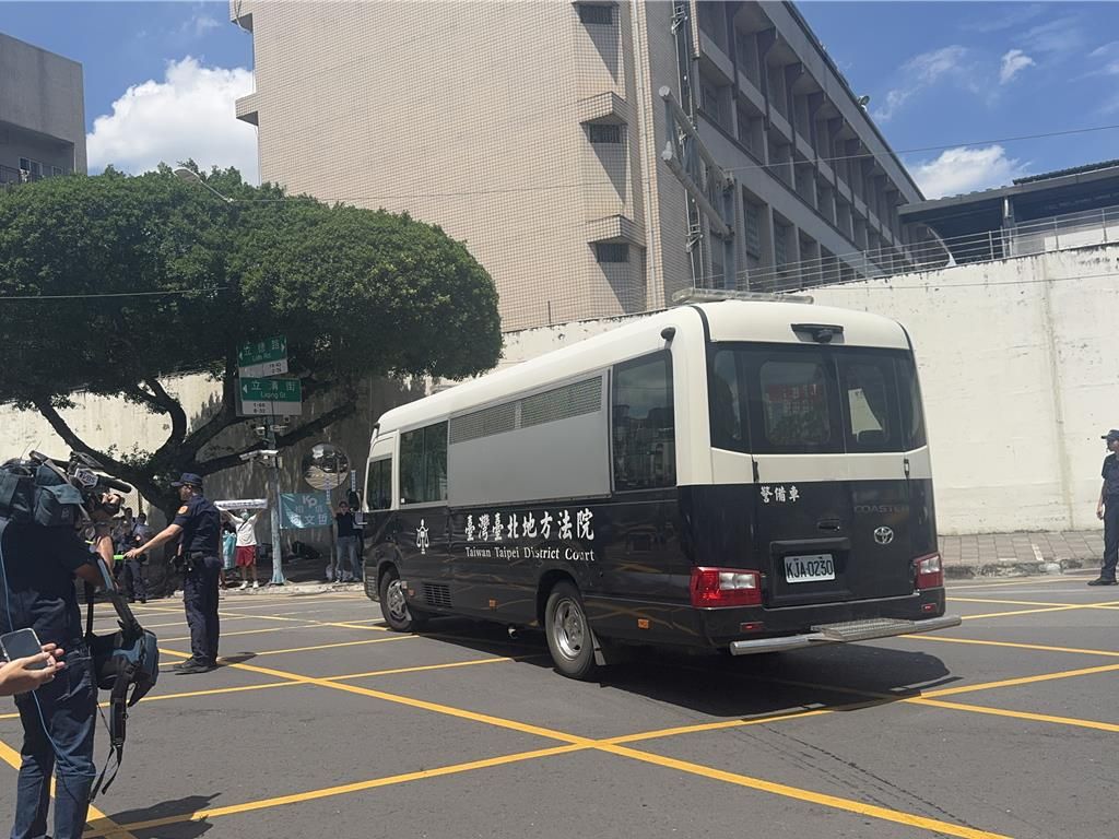 11時56時,柯文哲搭上台北地方法院的運囚車輛離開,結束一年多的收押生活。 中時 11時56時,柯文哲搭上台北地方法院的運囚車輛離開,結束一年多的收押生活。 中時