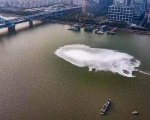 錢塘江江面昨出現巨型漩渦和白色泡沫。（網圖）