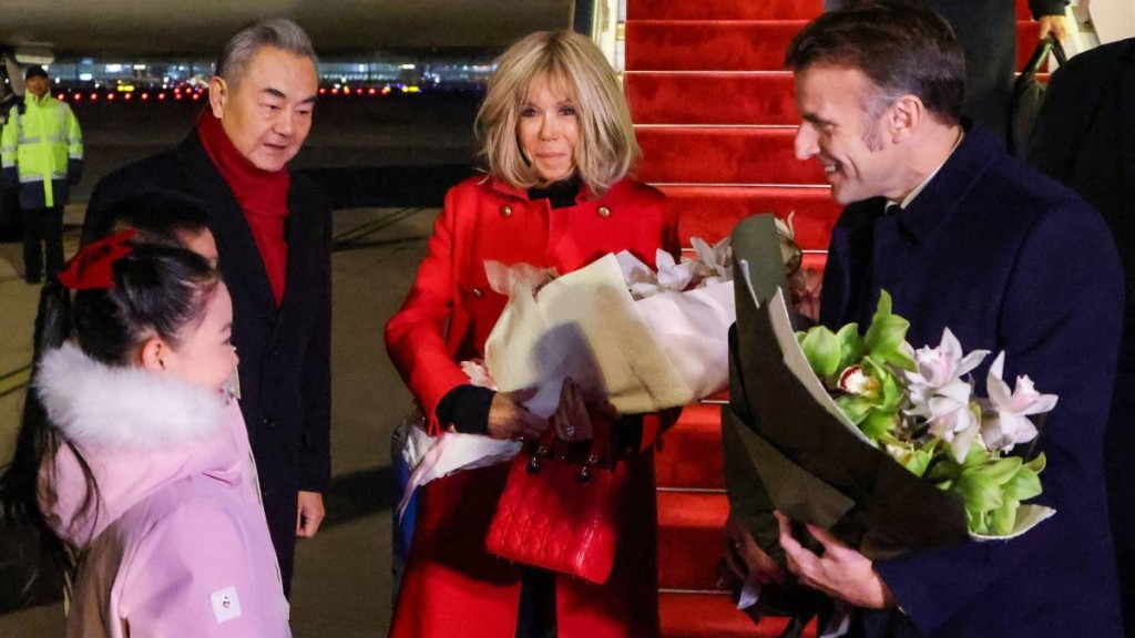 王毅(左2)迎接抵達北京訪問的法國總統馬克龍(右)。路透社