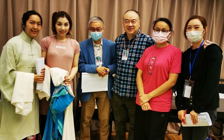 （左起）李沛妍、谢晓莹、阮兆辉、高志森、关凯珊、千珊对加位喜讯大表欢迎。