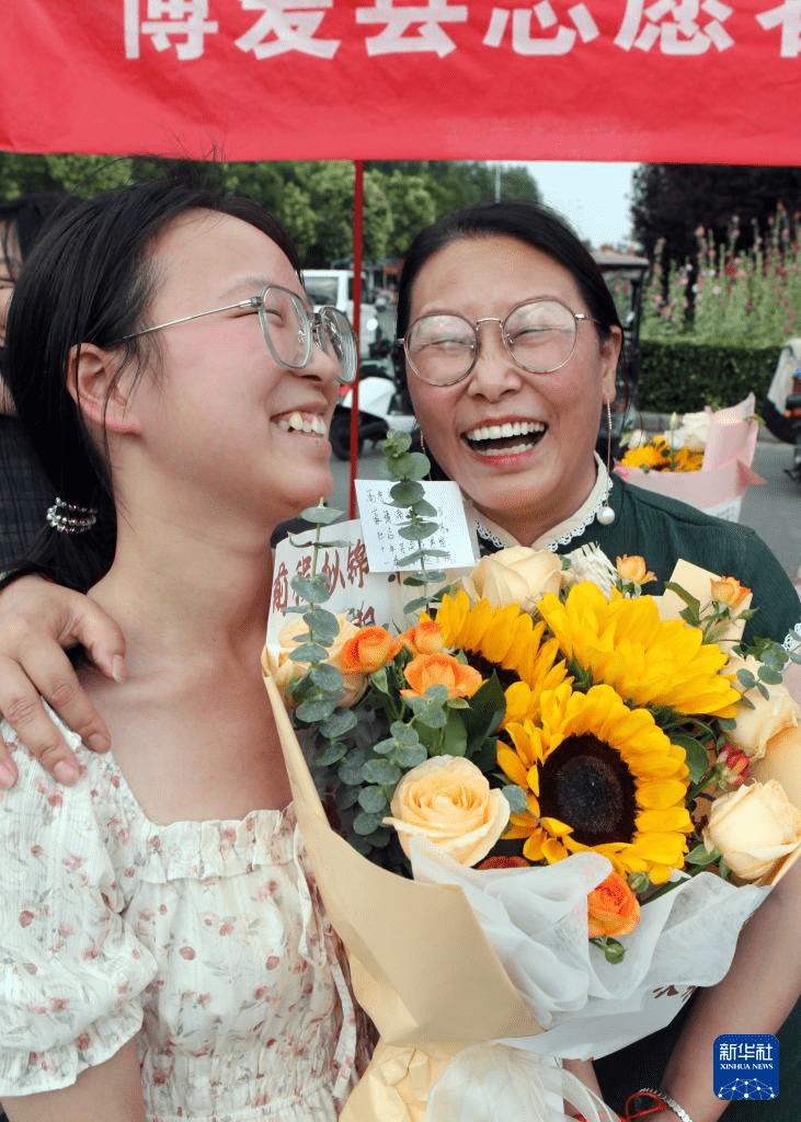內地父母對參加高考的子女,會想方設法照顧及祝福。新華社 內地父母對參加高考的子女,會想方設法照顧及祝福。新華社