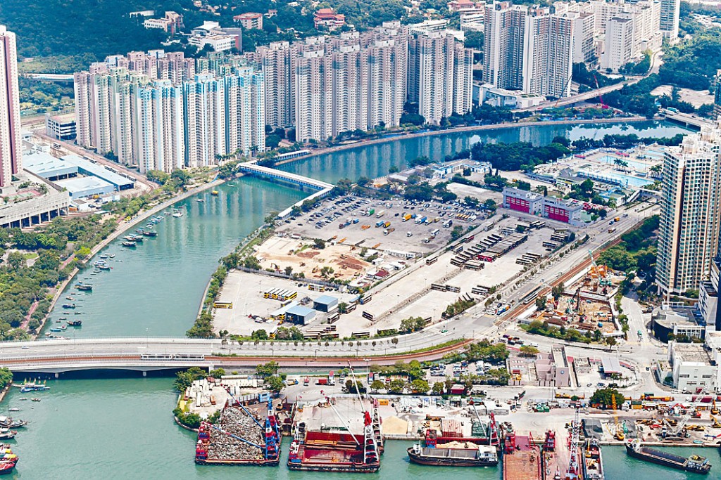 屯門南延由西鐵屯門站向南延伸約二點四公里。