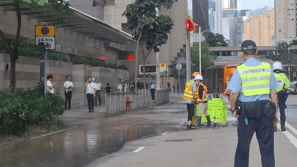 現場有行車線被水淹浸。網上圖片