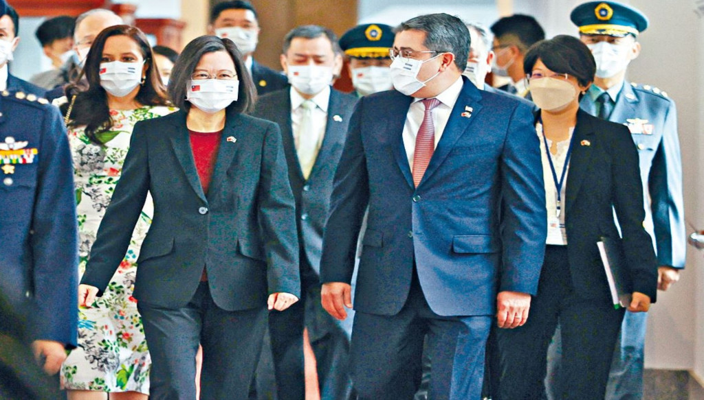 2021年，時任洪都拉斯總統埃爾南德斯到訪台灣，和蔡英文會面。