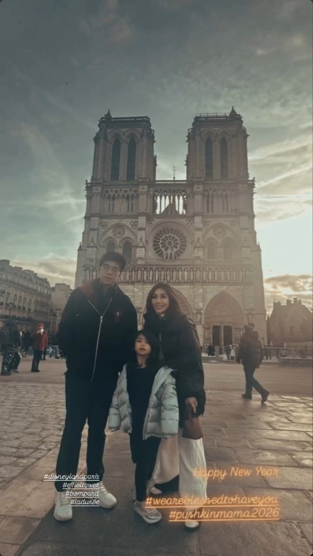 何超盈曾分享一家去旅行的合照。 何超盈曾分享一家去旅行的合照。