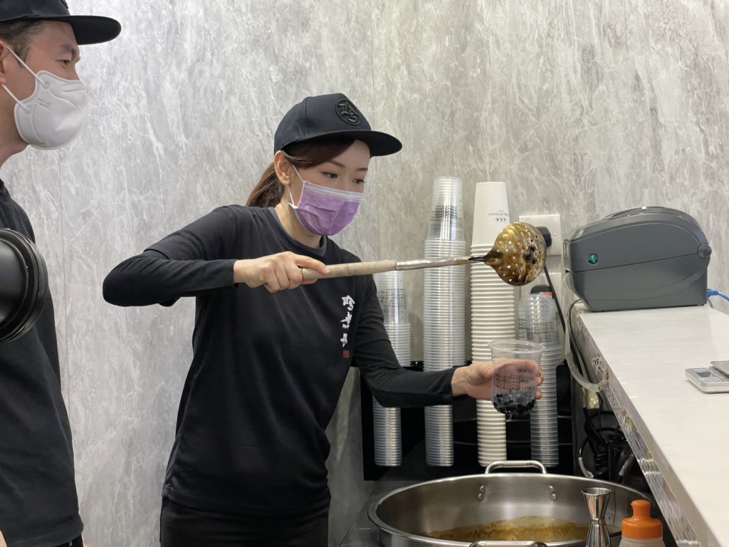 思琦想不到做珍珠奶茶店店員,竟然要連廁所都要洗。