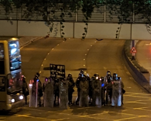防暴警察展示黑旗。網上圖片